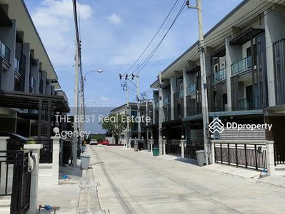 Town Avenue Merge Rattanatibet, Nonthaburi, Thailand Town Avenue Merge Rattanatibet, Nonthaburi, Thailand