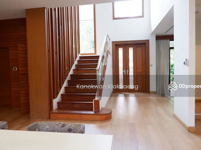 Narasiri Pattanakarn-Srinakarin, Bangkok, Thailand Narasiri Pattanakarn-Srinakarin, Bangkok, Thailand