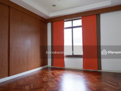 Narasiri Pattanakarn-Srinakarin, Bangkok, Thailand Narasiri Pattanakarn-Srinakarin, Bangkok, Thailand