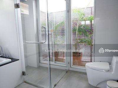 Narasiri Pattanakarn-Srinakarin, Bangkok, Thailand Narasiri Pattanakarn-Srinakarin, Bangkok, Thailand