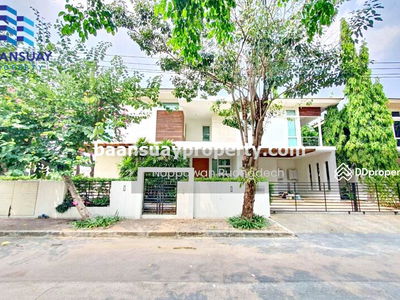 Seri Thai Road, near Chocolate Ville and the expressway, Bangkok, Thailand Seri Thai Road, near Chocolate Ville and the expressway, Bangkok, Thailand