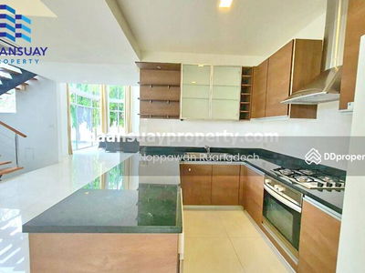 Seri Thai Road, near Chocolate Ville and the expressway, Bangkok, Thailand Seri Thai Road, near Chocolate Ville and the expressway, Bangkok, Thailand