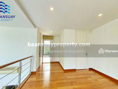 Seri Thai Road, near Chocolate Ville and the expressway, Bangkok, Thailand Seri Thai Road, near Chocolate Ville and the expressway, Bangkok, Thailand