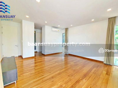 Seri Thai Road, near Chocolate Ville and the expressway, Bangkok, Thailand Seri Thai Road, near Chocolate Ville and the expressway, Bangkok, Thailand