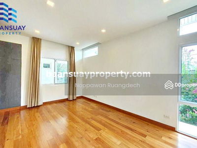 Seri Thai Road, near Chocolate Ville and the expressway, Bangkok, Thailand Seri Thai Road, near Chocolate Ville and the expressway, Bangkok, Thailand