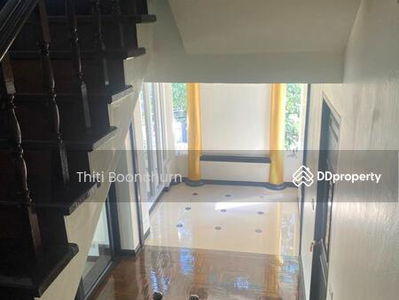 Townhouse, 4 Bed, Huai Khwang, Near KIS International School, Bangkok, Thailand Townhouse, 4 Bed, Huai Khwang, Near KIS International School, Bangkok, Thailand