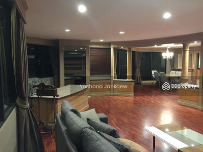 Lake Avenue Sukhumvit 16, Bangkok, Thailand Lake Avenue Sukhumvit 16, Bangkok, Thailand