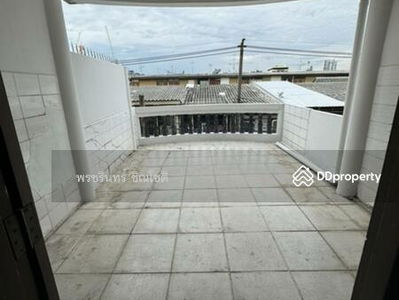 Commercial building near MRT Rama 9, Bangkok, Thailand Commercial building near MRT Rama 9, Bangkok, Thailand