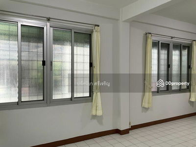 Townhouse 3 floors, 2 bedrooms, 2 bathrooms. Air conditioning in every room with a newly renovated living room on Chan Kao Road. (Soi Amorn) off Soi Suan Phul, Bangkok, Thailand Townhouse 3 floors, 2 bedrooms, 2 bathrooms. Air conditioning in every room with a newly renovated living room on Chan Kao Road. (Soi Amorn) off Soi Suan Phul, Bangkok, Thailand
