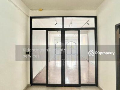 Townhouse Thong Lo (Sukhumvit 55), Bangkok, Thailand Townhouse Thong Lo (Sukhumvit 55), Bangkok, Thailand