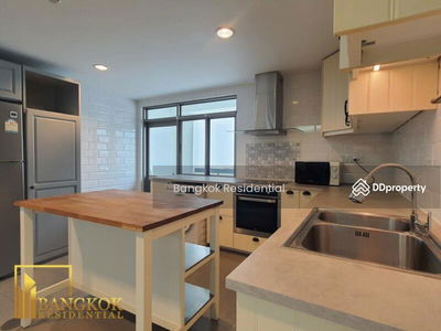 Royal Castle Sukhumvit, Bangkok, Thailand Royal Castle Sukhumvit, Bangkok, Thailand