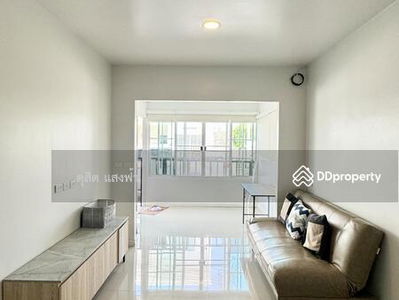 New townhome for rent, corner unit, J.City University, next to Assumption College Sriracha fence, ready to move in, Chon Buri, Thailand New townhome for rent, corner unit, J.City University, next to Assumption College Sriracha fence, ready to move in, Chon Buri, Thailand