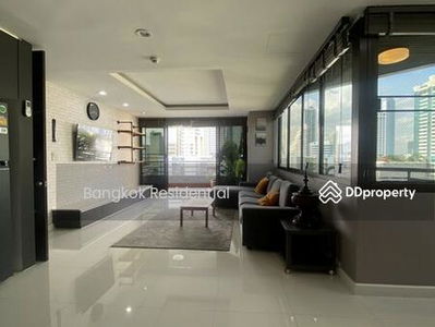 Lake Avenue Sukhumvit 16, Bangkok, Thailand Lake Avenue Sukhumvit 16, Bangkok, Thailand