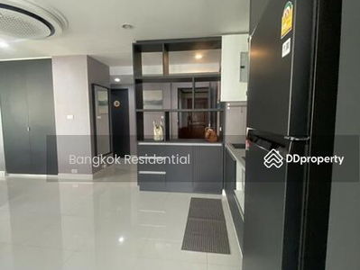 Lake Avenue Sukhumvit 16, Bangkok, Thailand Lake Avenue Sukhumvit 16, Bangkok, Thailand