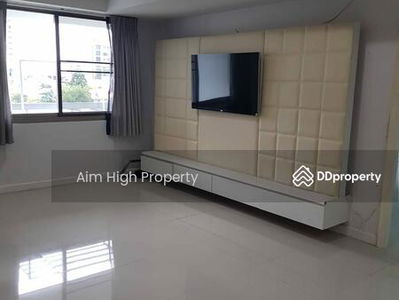 Royal Castle Sukhumvit, Bangkok, Thailand Royal Castle Sukhumvit, Bangkok, Thailand