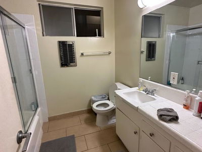 Barry Avenue, United States  Barry Avenue, United States