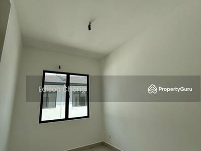 Robin @ Rimbayu, Malaysia Robin @ Rimbayu, Malaysia